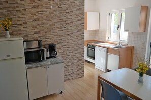 Kühlschrank, Mikrowelle, Herdplatte, Geschirrspüler