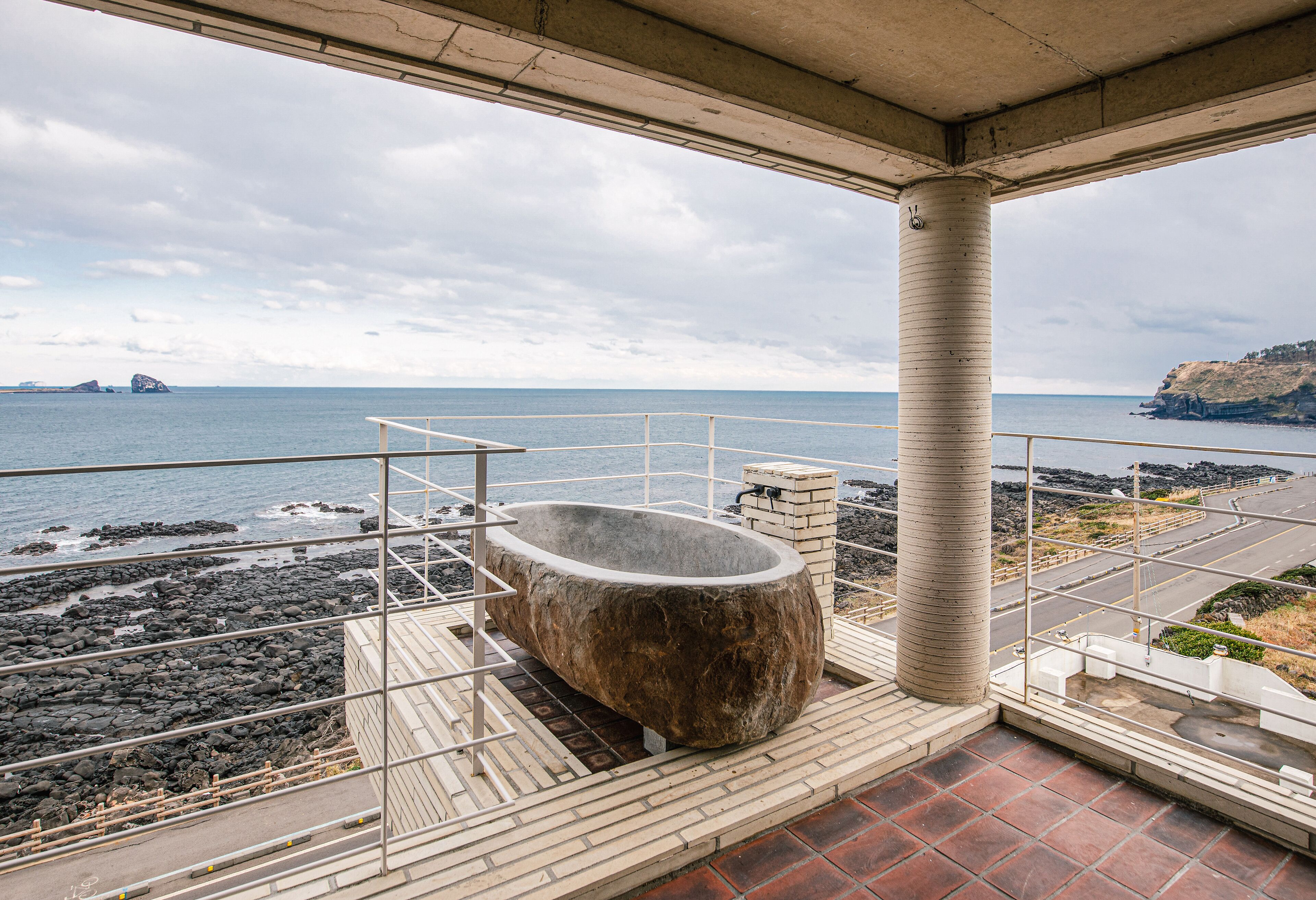 Deep-soaking bathtub