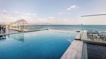 Piscina coperta, cabine incluse nel prezzo, lettini