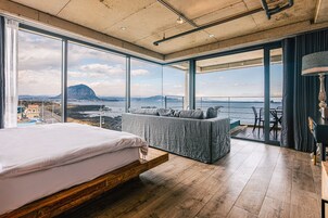 全景客房 (Panorama Room) | 羽绒被、迷你吧、遮光窗帘、免费 WiFi