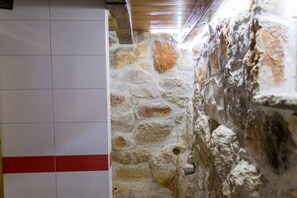 Ensemble douche/baignoire, sĂšche-cheveux, serviettes fournies