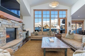 Smart TV, fireplace, stereo