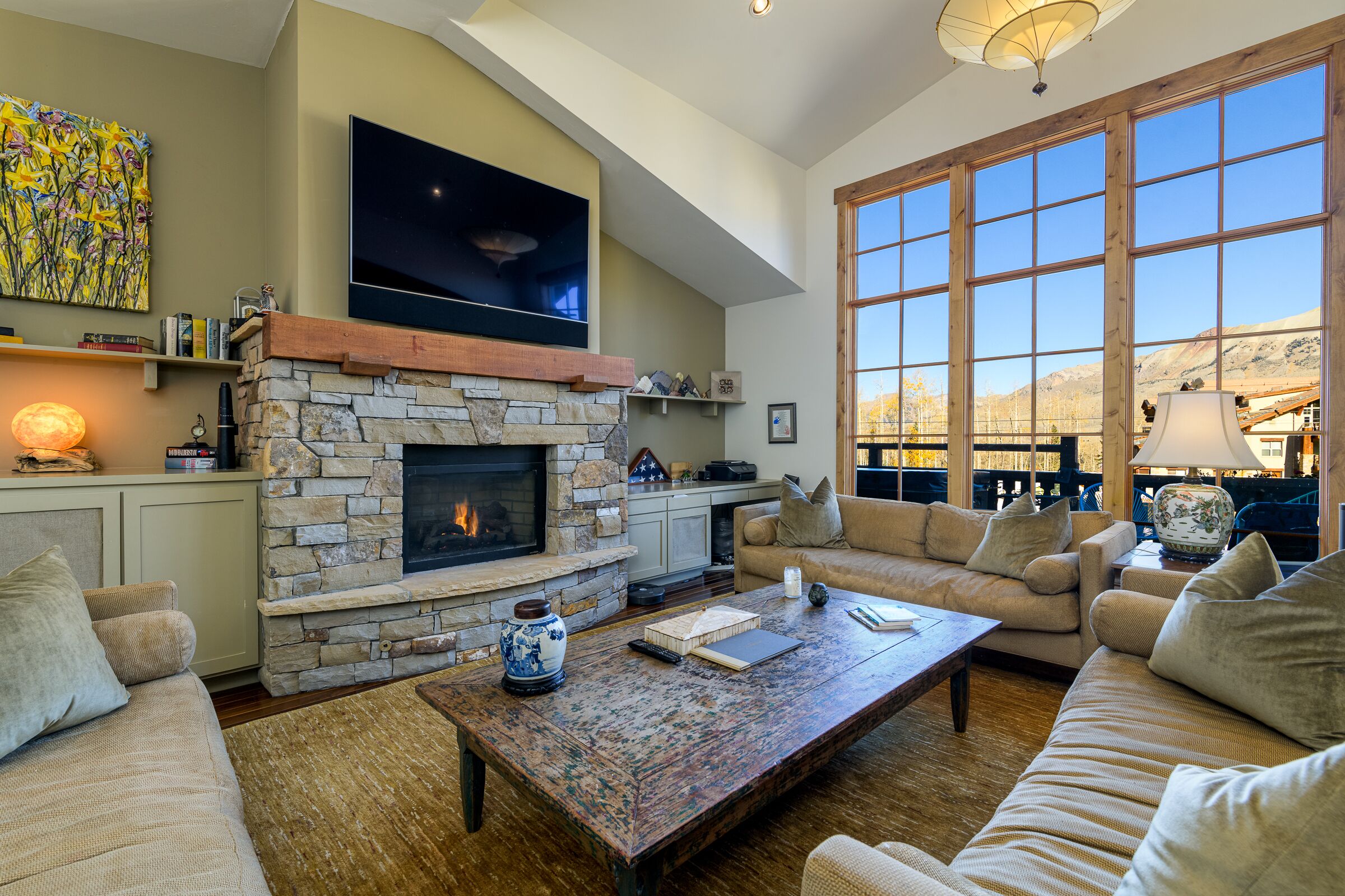 Smart TV, fireplace, stereo