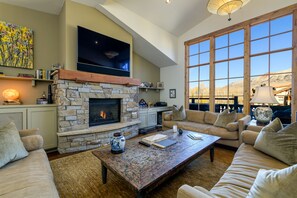 Smart TV, fireplace, stereo