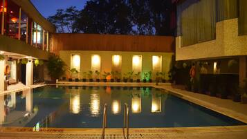 حمّام سباحة خارجي