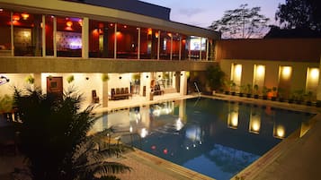 Una piscina al aire libre