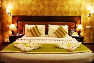 Desk, soundproofing, free WiFi, bed sheets