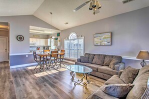 TV - Pool & Golf Course Views: Myrtle Beach Condo (Myrtle Beach)