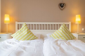 2 chambres, lit parapluie, draps fournis