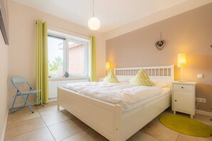 2 bedrooms, travel cot, bed sheets