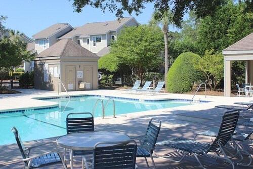 Roomy & Spacious Villa with Great Marsh Views! Community Pool! Amenity Cards!