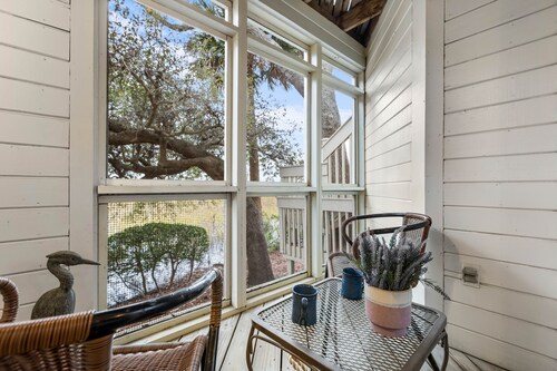 Roomy & Spacious Villa with Great Marsh Views! Community Pool! Lake House only