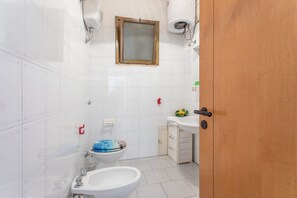 Shower, hair dryer, bidet, toilet paper - Vacation Home Trentapassi Rivabella sleeps 4-6 30m from the beach (Rivabella)