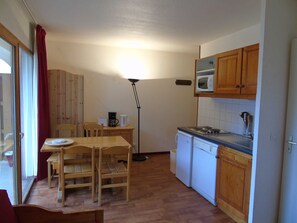 Dining - Cozy 2-Room Apartment for 4 with Terrace, Near Ski Lifts and Shops in Valfréjus (Valfréjus)