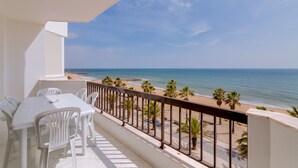 Un balcón con vistas a la playa y al océano.