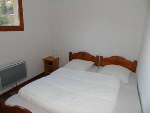 2 bedrooms, bed sheets
