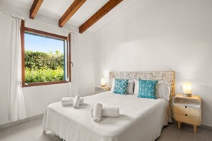 4 bedrooms, desk, iron/ironing board, free WiFi