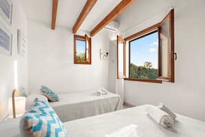 4 dormitoris, escriptori, planxa i posts de planxar i wifi gratuïta 