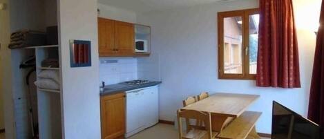 Fridge, microwave, dishwasher, coffee/tea maker