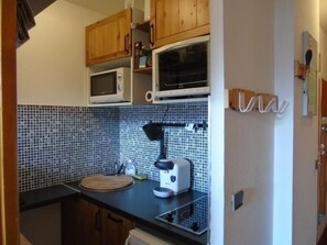 Kühlschrank, Mikrowelle, Ofen, Wasserkocher mit Kaffee-/Teezubehör