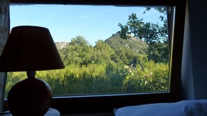 A room with a window overlooking a mountainous landscape. - La Petite Bergerie - pure nature! Vacation home in unspoiled nature. (Termes)
