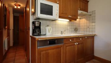 Een koelkast, een oven, een vaatwasser, een koffiezetapparaat/waterkoker