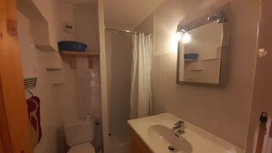 A bathroom with a toilet, shower, sink, and a mirror. - Cozy 2-Room Mezzanine Apartment for 4, Steps from Lift & Shops in Valfréjus (Valfréjus)