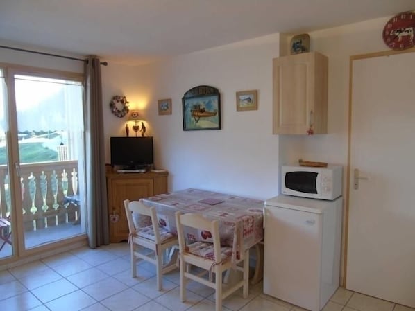 Interior - Charming Studio with Balcony, Mountain Views, Close to Ski Lifts and Amenities (Valfréjus)