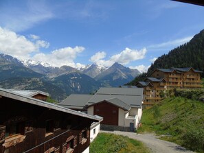 A mountain lodge with a view of snow-capped peaks. - Cozy studio in Valfréjus, near ski lifts (Valfréjus)