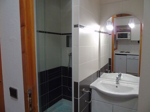 Bathroom - Cozy Studio + Cabin for 4, 100m from Lift, Shops & Ski School in Valfréjus (Valfréjus)