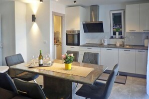 Kylskåp, mikrovågsugn, ugn och spishäll