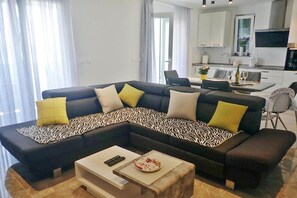 Smart TV - Holiday Home Maslenica with Private Pool (Maslenica)