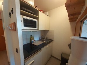 Cafetera y tetera, refrigerador, microondas y horno 