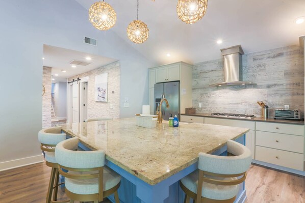 Kühlschrank, Mikrowelle, Ofen, Geschirrspüler