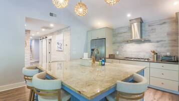 Geladeira, micro-ondas, fogão, lava-louças