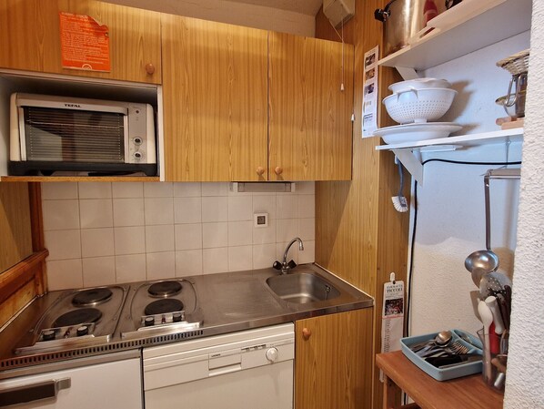 Fridge, oven, dishwasher, coffee/tea maker