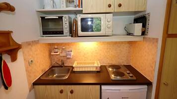 Réfrigérateur, micro-ondes, four, cafetiÚre/bouilloire