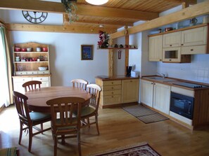 Jääkaappi, mikroaaltouuni, uuni, astianpesukone
