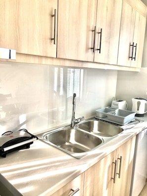 Kühlschrank, Ofen, Wasserkocher mit Kaffee-/Teezubehör, Toaster