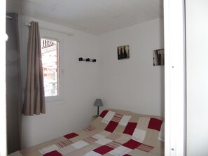 1 habitación y tabla de planchar con plancha 