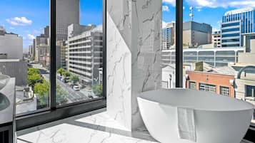 Suite junior, 1 cama de matrimonio grande, Acceso al salón del club | 1 dormitorio, ropa de cama hipoalergénica, minibar y caja fuerte