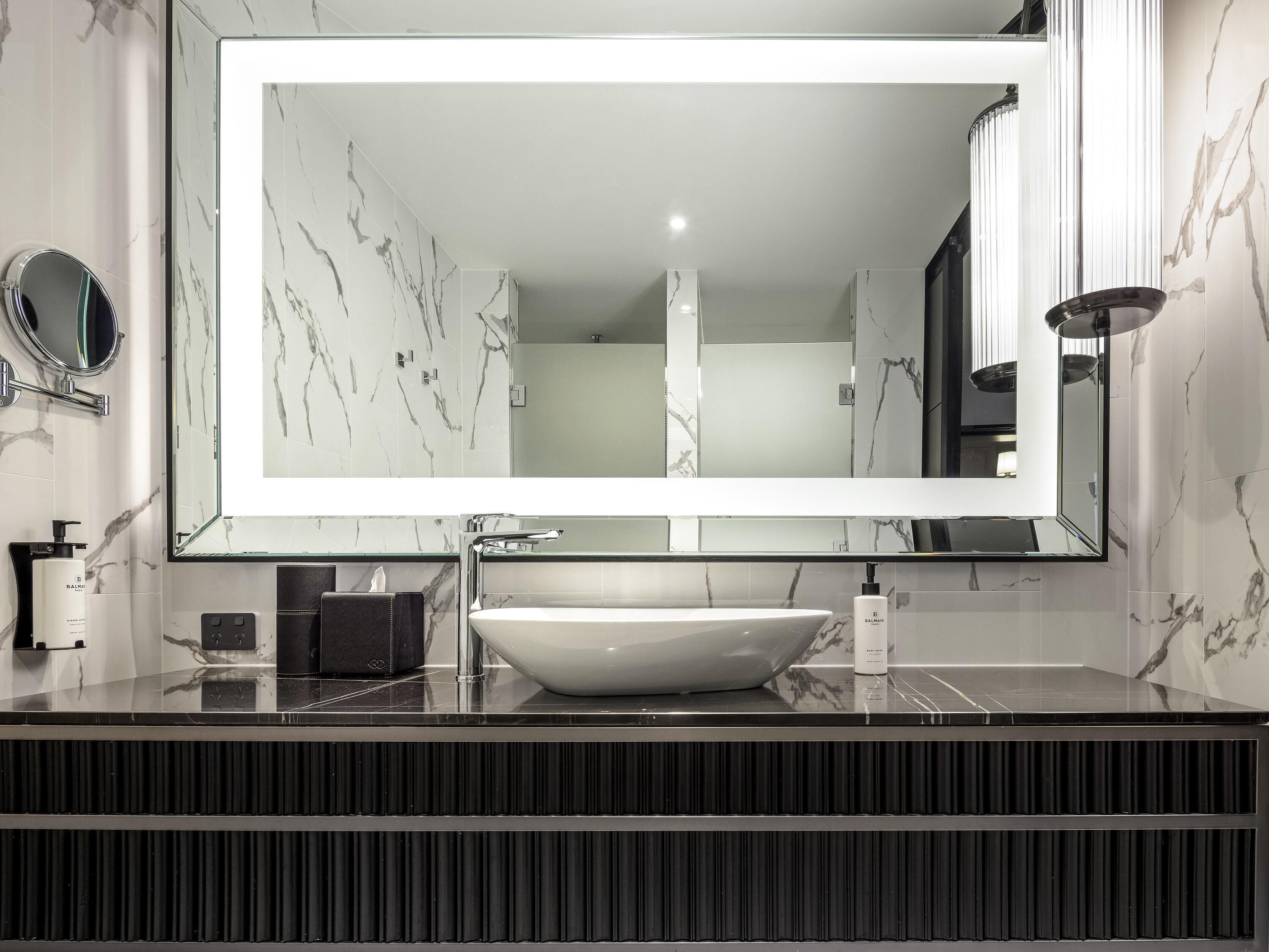 Ropa de cama hipoalergénica y minibar 