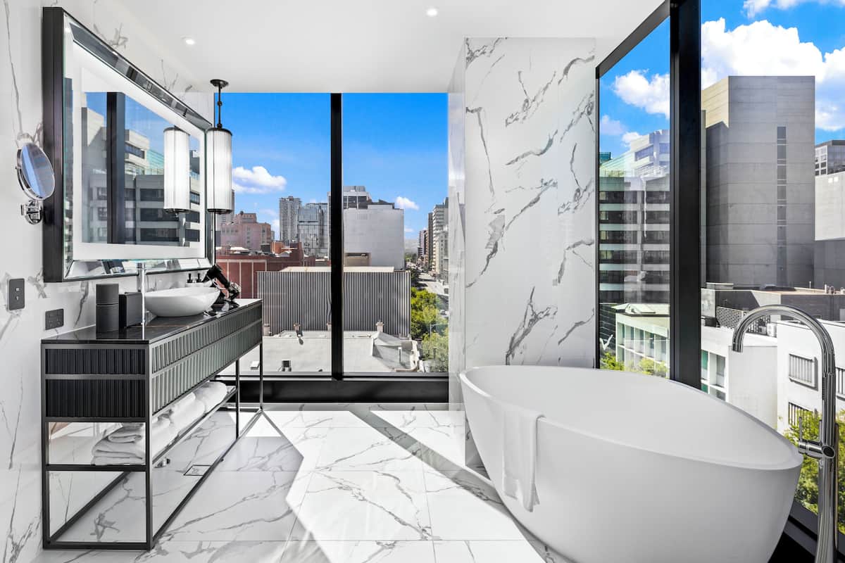 Junior Suite, 1 King Bed, Club lounge access | Bathroom | Designer toiletries, hair dryer, bathrobes, slippers