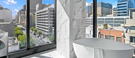 Suite Junior, 1 trÚs grand lit, accÚs au salon club | Literie hypoallergénique, minibar, coffres-forts dans les chambres