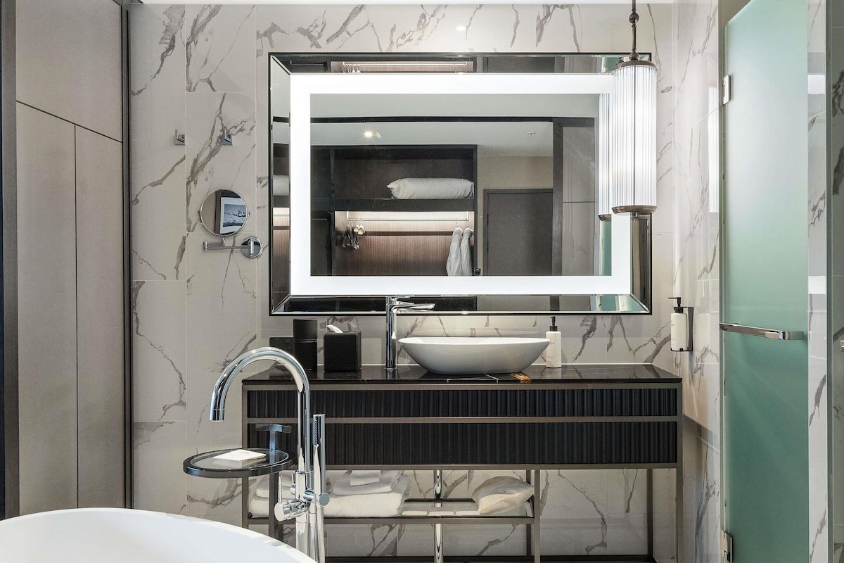 Club Suite, 1 King Bed, Club lounge access (Prestige) | Hypo-allergenic bedding, minibar, in-room safe, laptop workspace
