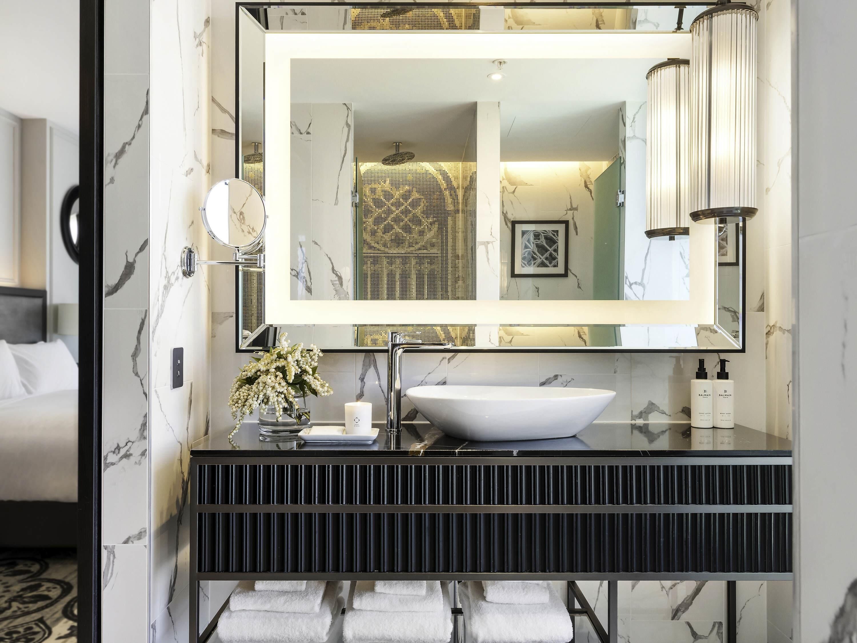 Superior Room, 1 King Bed | Hypo-allergenic bedding, minibar, in-room safe, laptop workspace