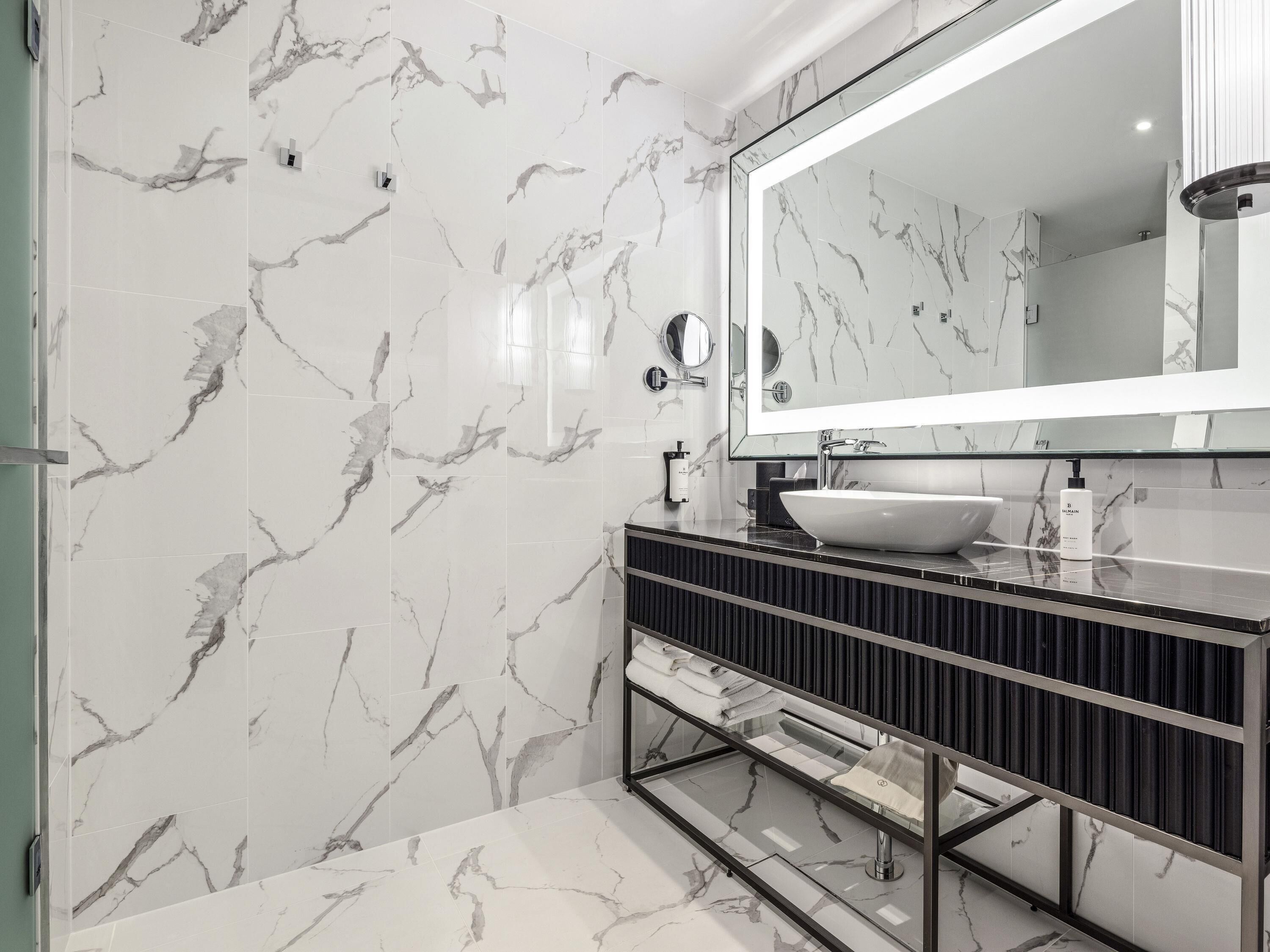 Ropa de cama hipoalergénica y minibar 