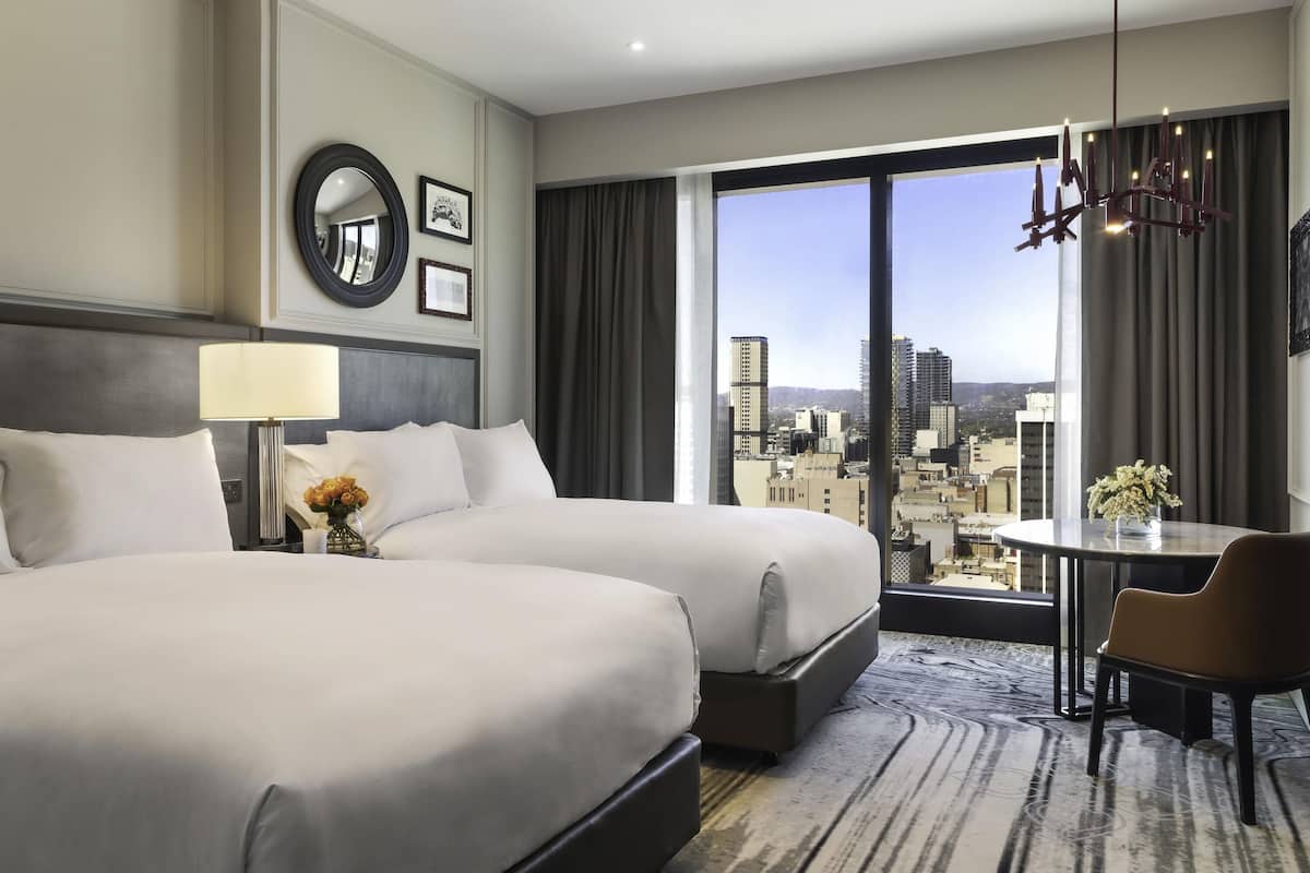 Habitació doble Deluxe, 2 llits dobles, vistes a la ciutat | 1 dormitori, roba de llit hipoal·lergògena i minibar
