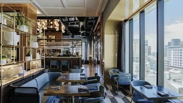 Serveert ontbijt, lunch, diner, Franse gerechten