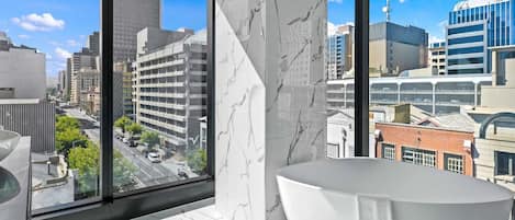 Suite Junior, 1 très grand lit, accès au bar-salon | Literie hypoallergénique, minibar, coffre-fort